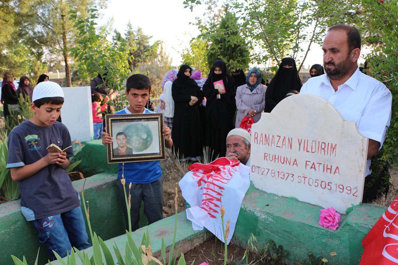 Şehid Ramazan Yıldırım kabri başında anıldı Şehid Ramazan Yıldırım kabri başında anıldı